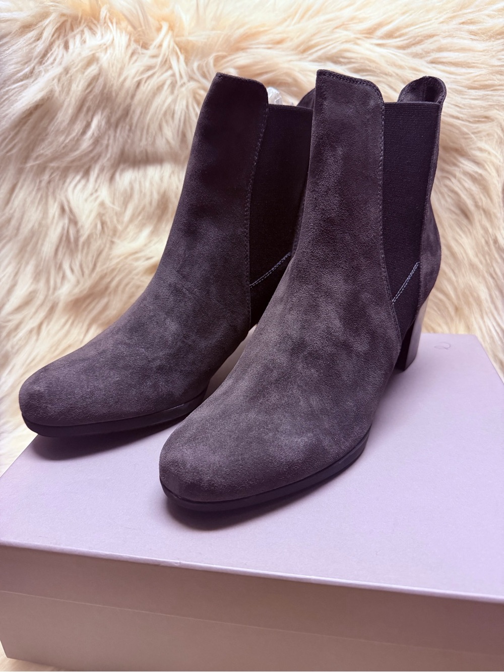 NWT ELEVTD Women's Gray Suede Chelsea Ankle Boots made in Italy size 40.